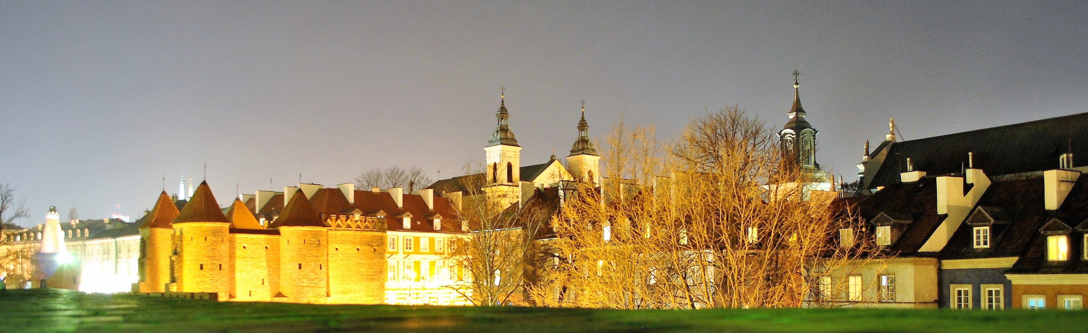 day-3-warsaw-old-town-night-panarama-copy